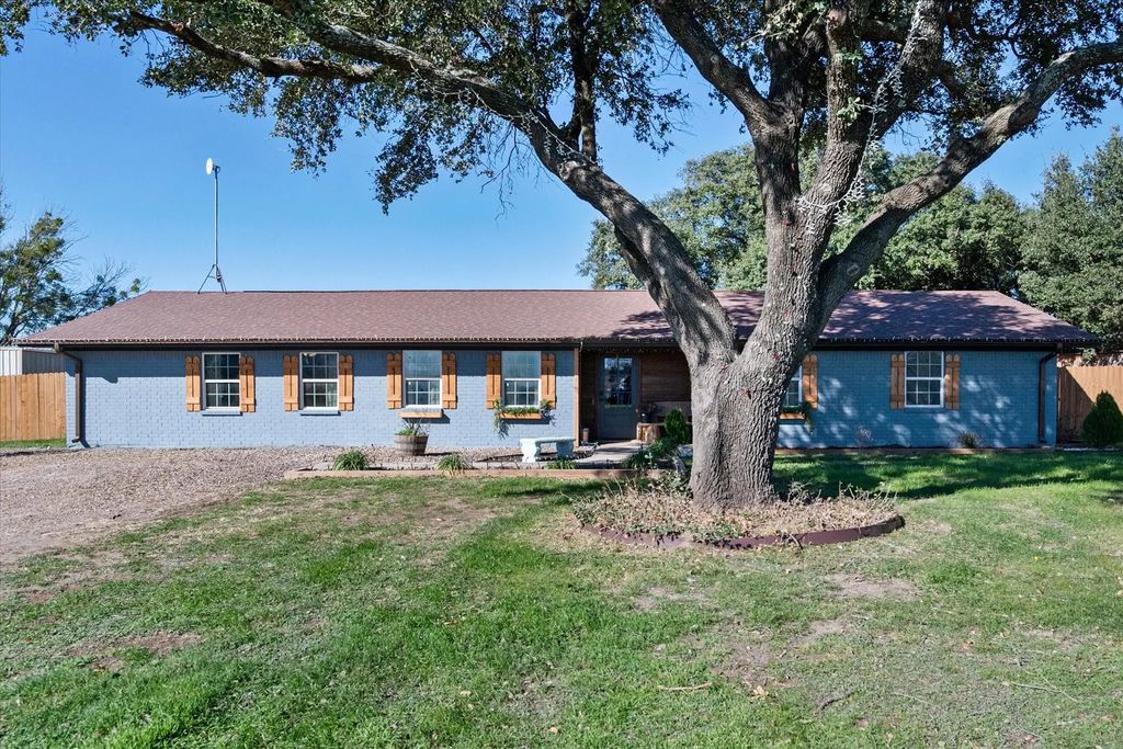 12013 County Road 2160, Kerens