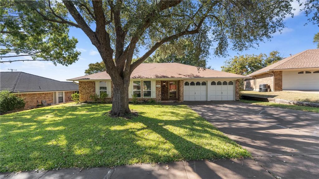 476 Meadowhill Drive, Benbrook