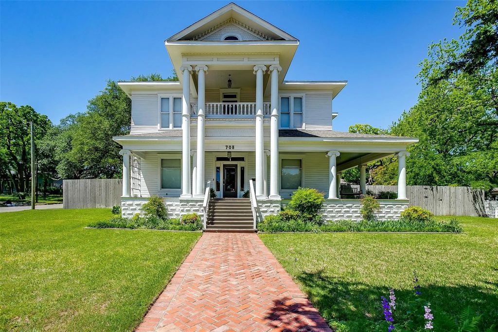 708 S Waco Street, Weatherford