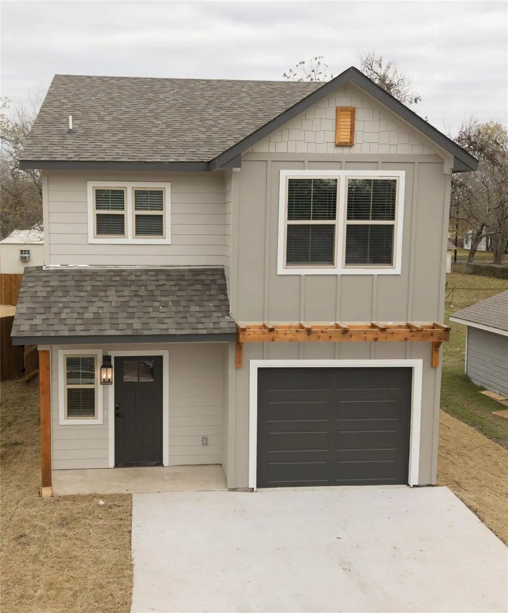 907 E 10th Street, Bonham