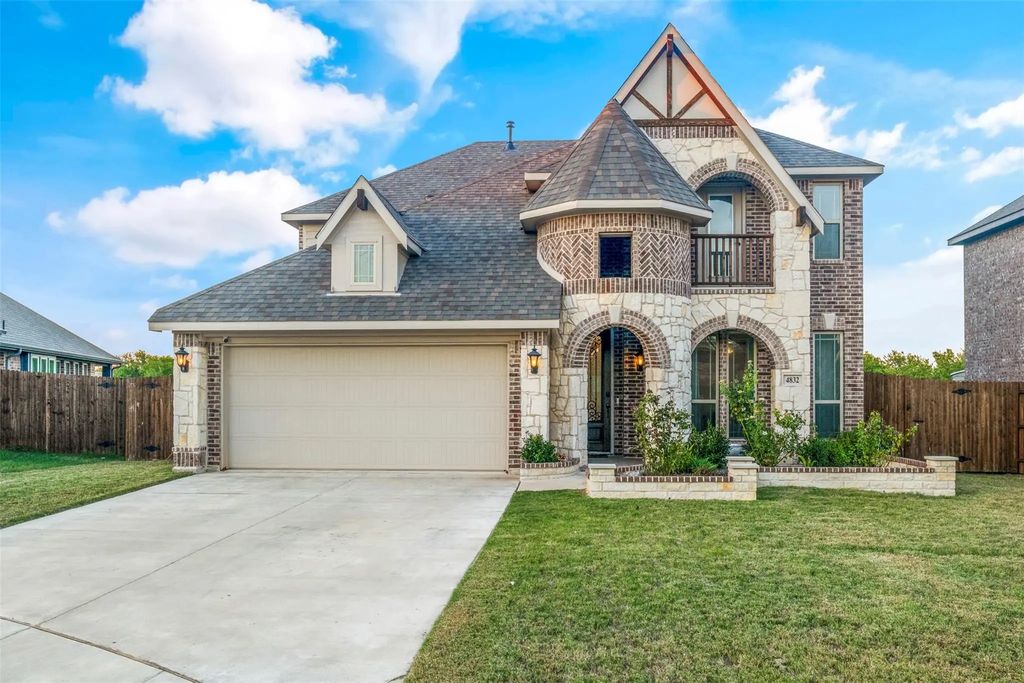 4832 Hazy Hollow Lane, Fort Worth