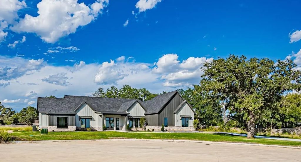 554 Helena Drive, Granbury