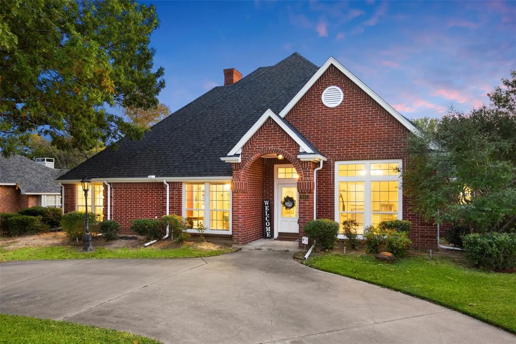 803 Williamsburg Drive, Ennis