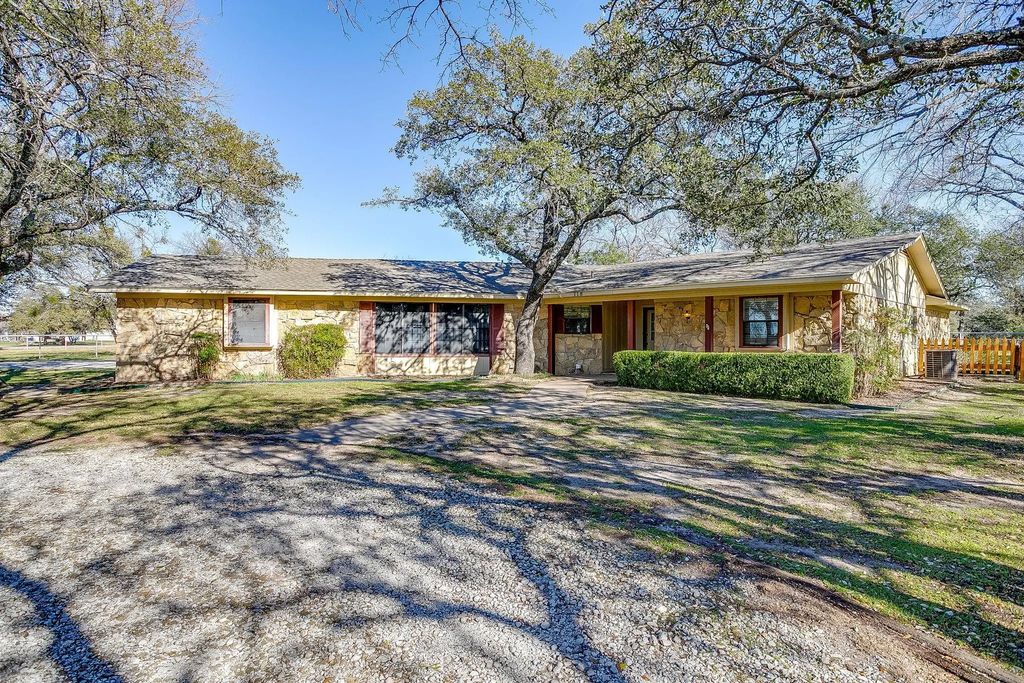118 Woodcrest Street, Weatherford
