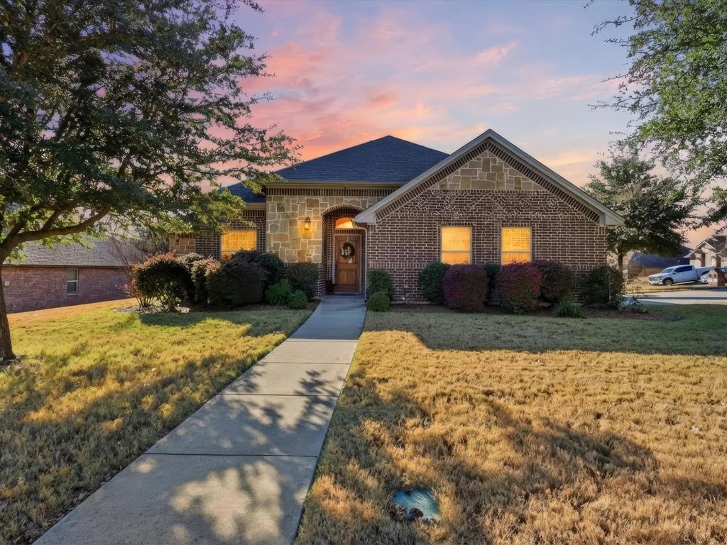 100 Valle Court, Azle