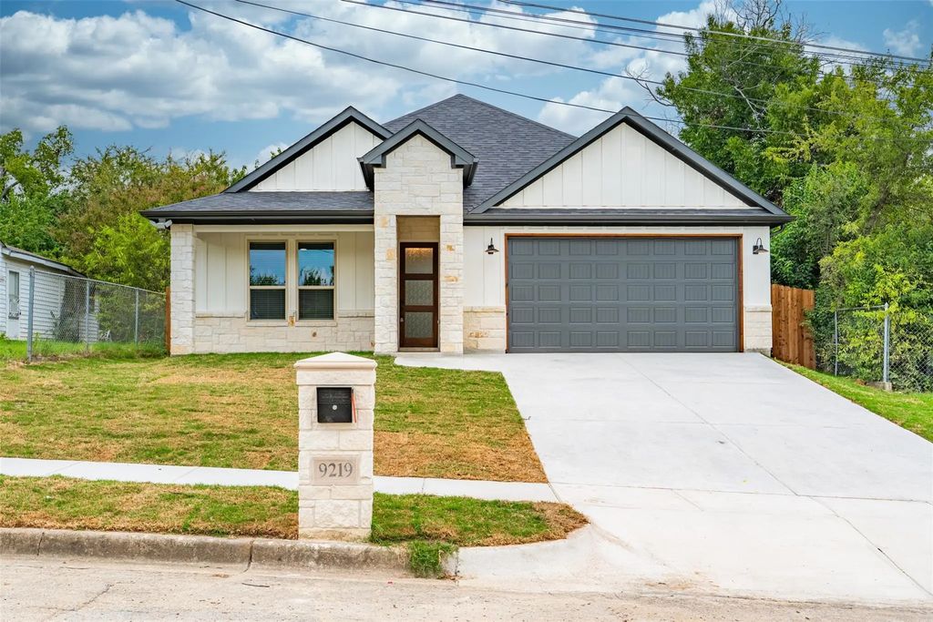 9219 Dale Lane Court, White Settlement