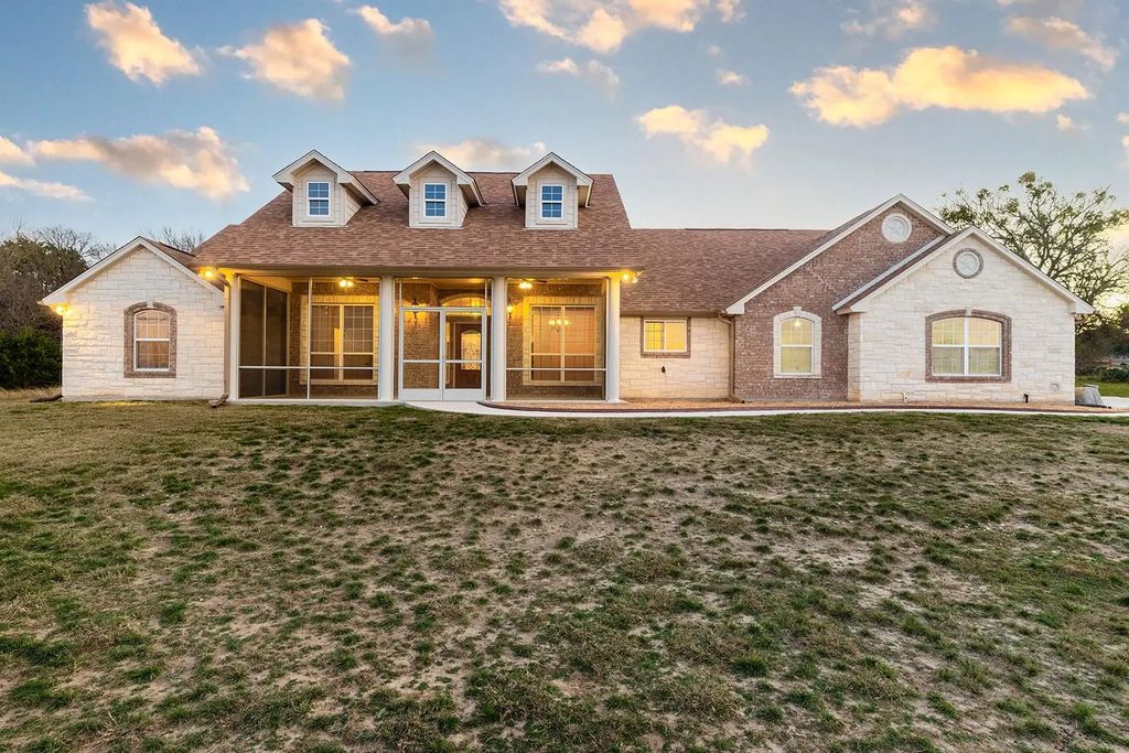 1502 County Road 3152, Kempner