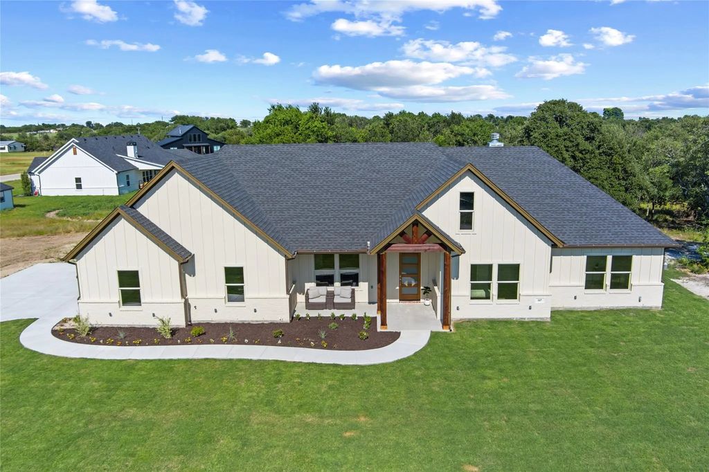 107 W Stagecoach Trail, Weatherford