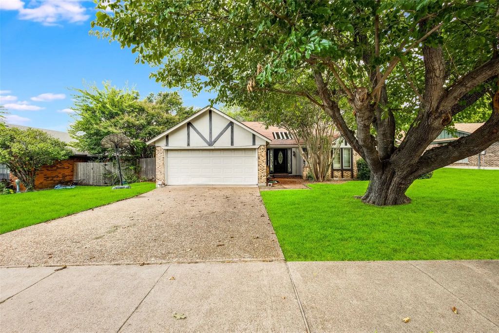 105 Lakeway Drive, Benbrook