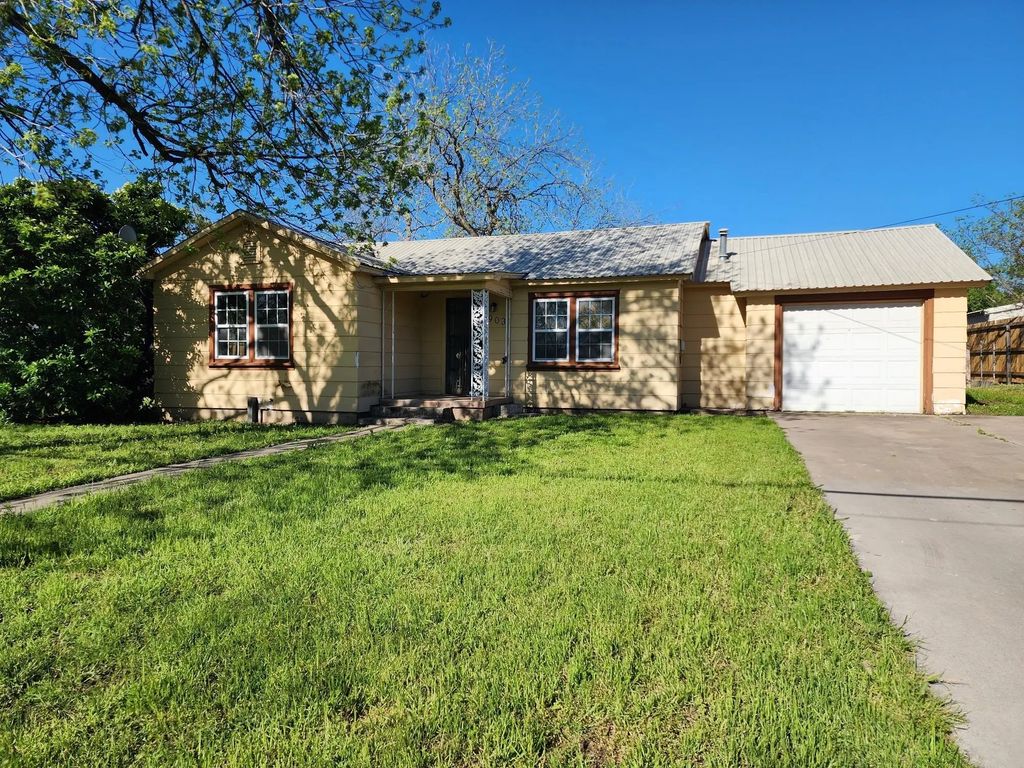 903 N Page Street, Comanche