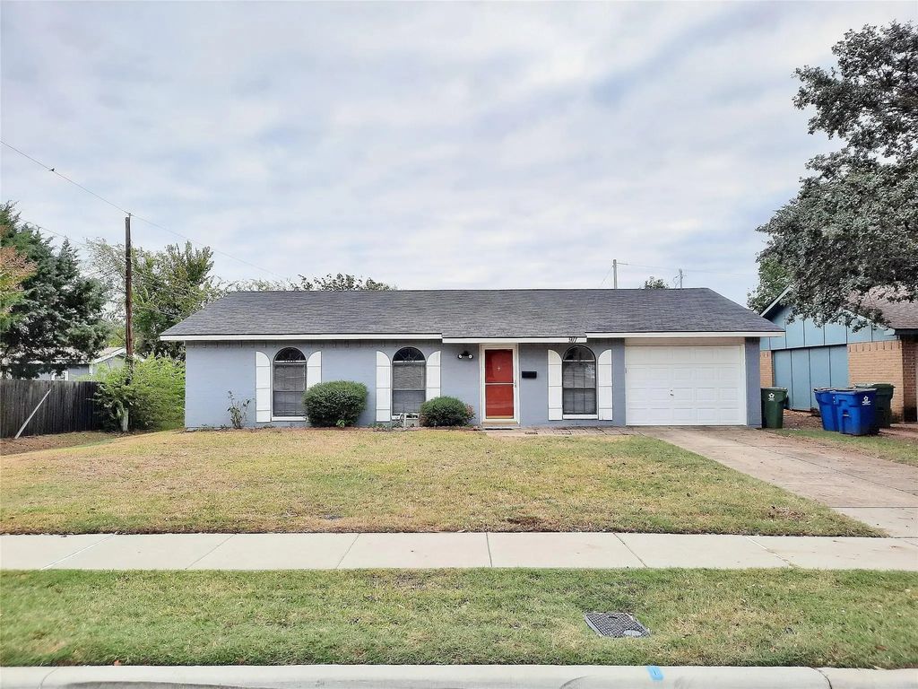 911 Elmwood Drive, Lewisville