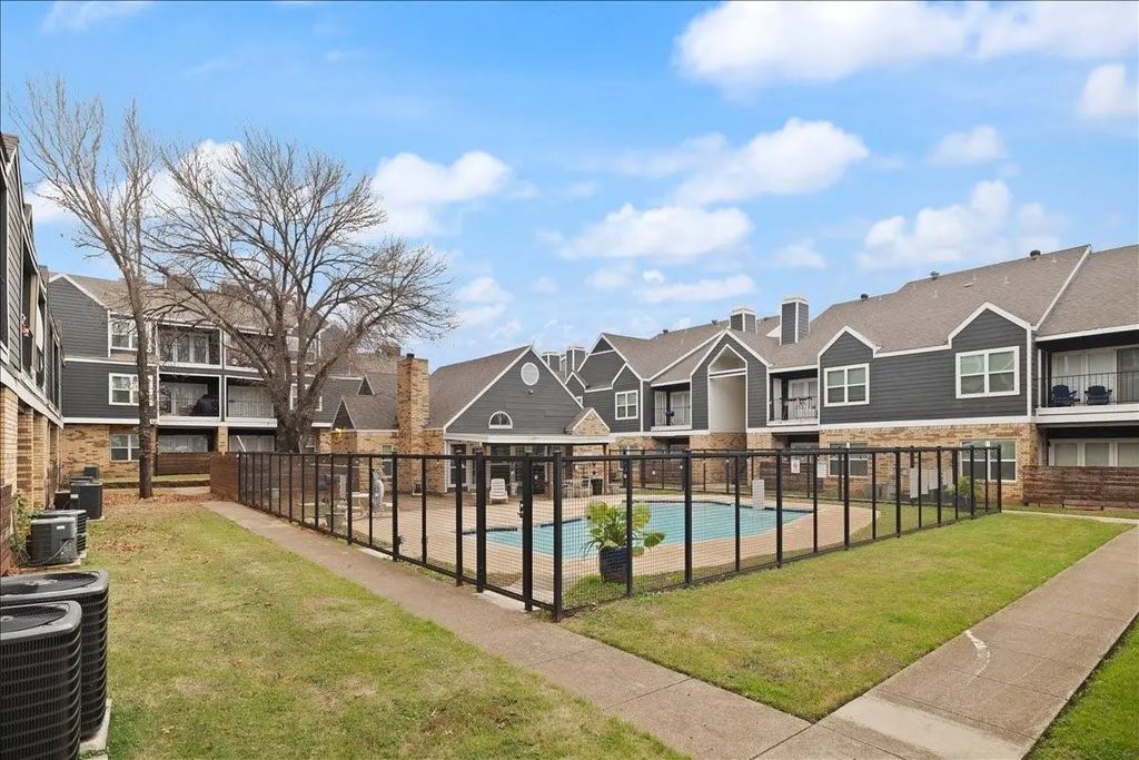 1441 Westmount Avenue 211, Dallas