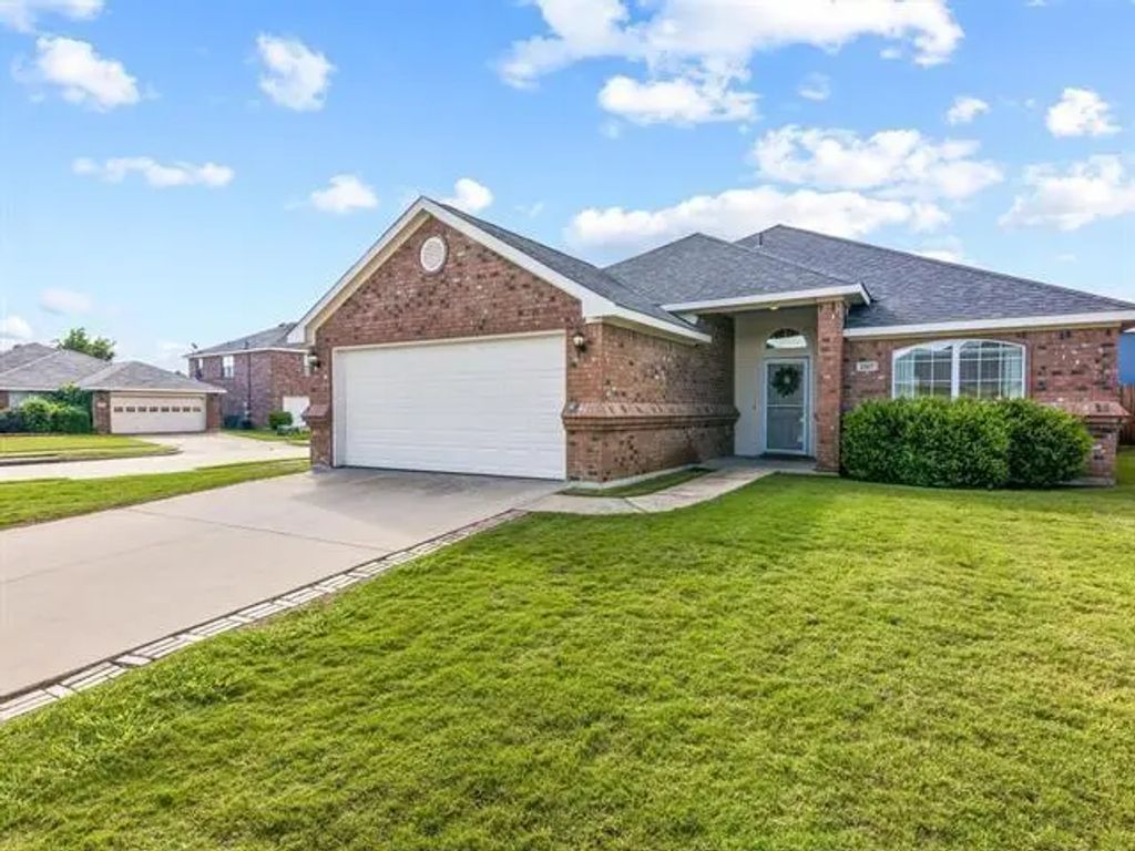 2307 Natchez Drive, Ennis