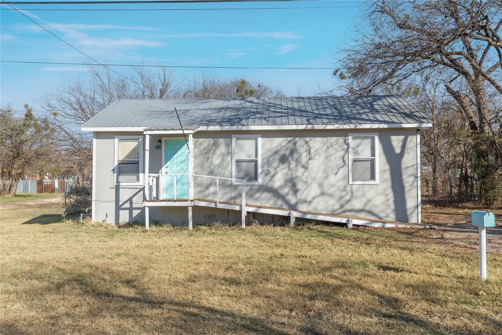 333 W Juarez Avenue, De Leon