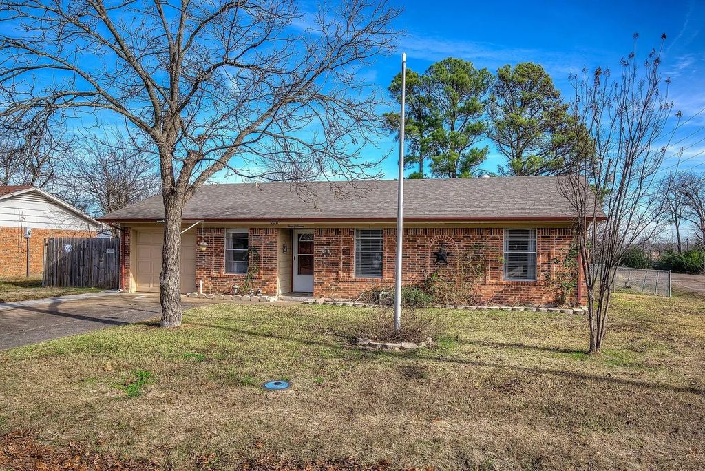 307 E Mccoulskey Street, Terrell