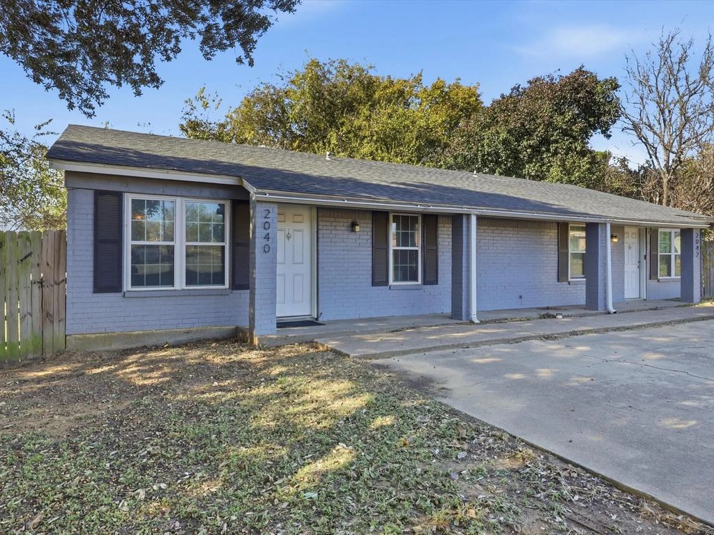 2040 Oakwood Court, Arlington