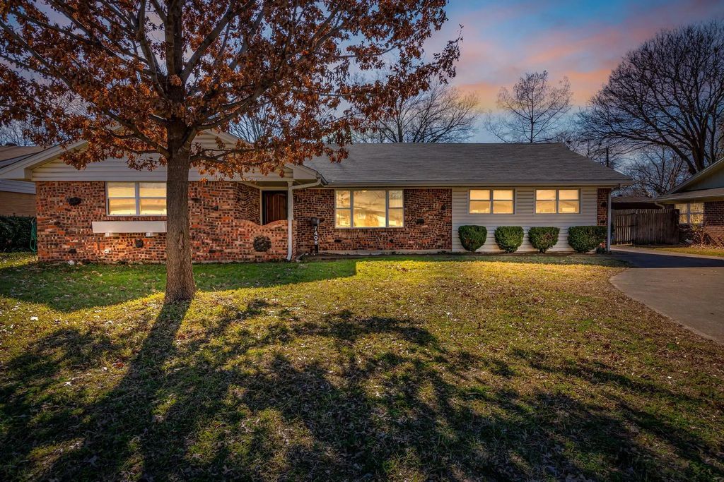 7408 Maple Drive, North Richland Hills