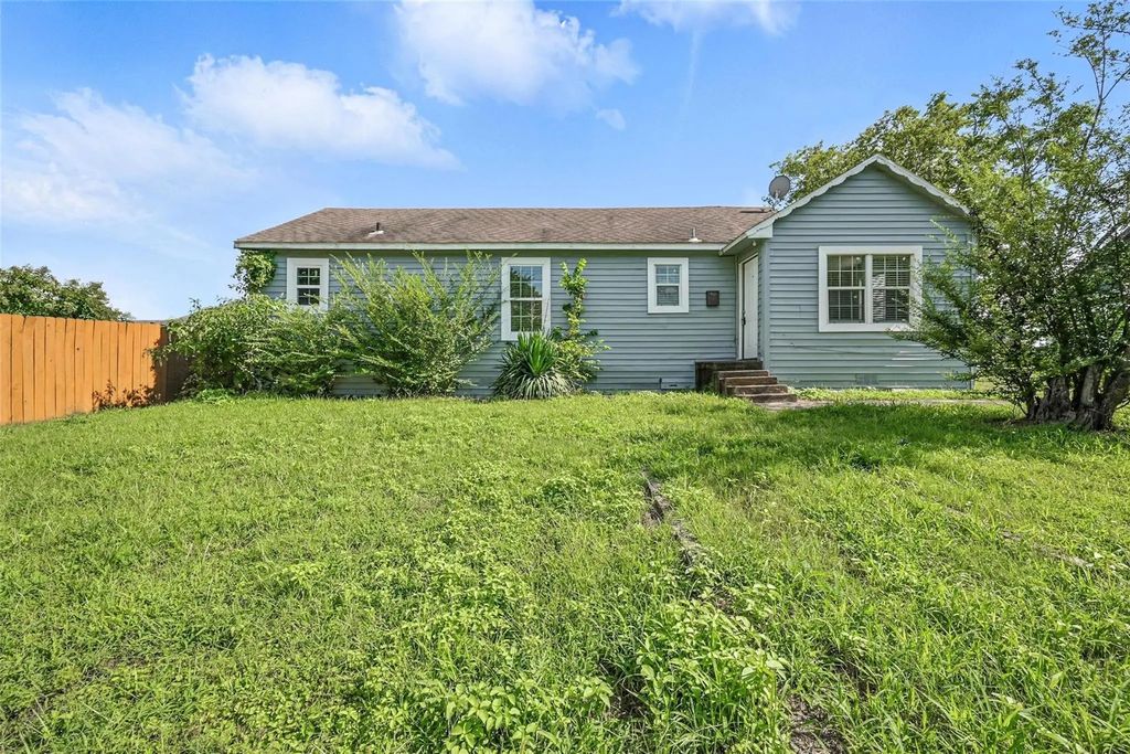 504 E Bonham Street, Tom Bean