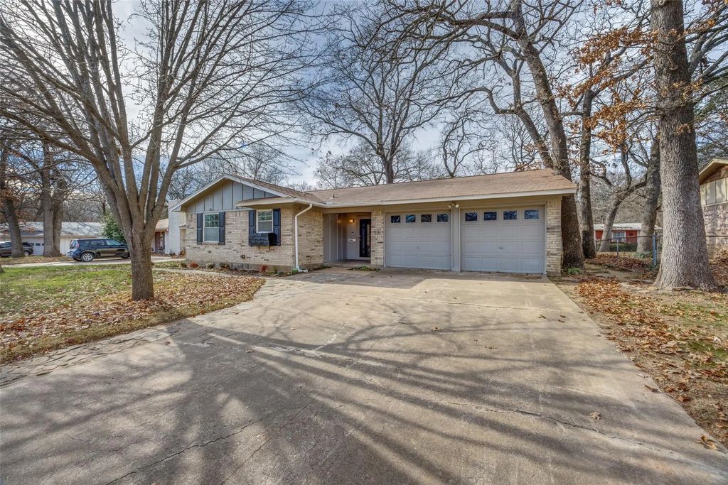 2923 W Day Street, Denison