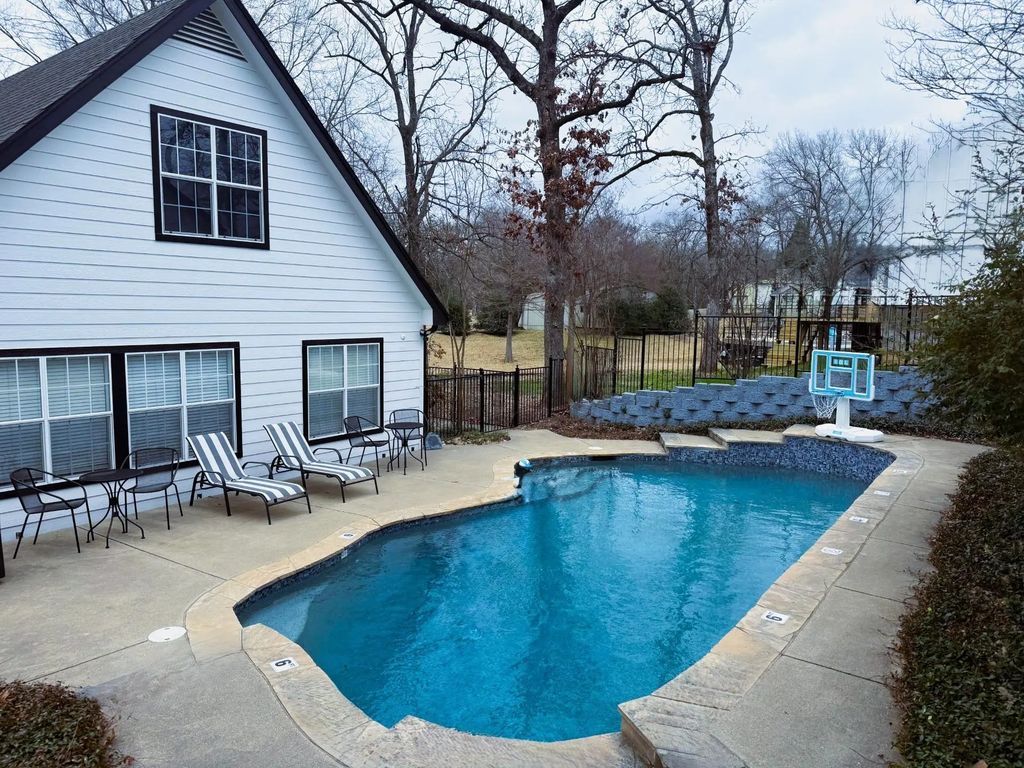 4880 Beach View Drive, Malakoff