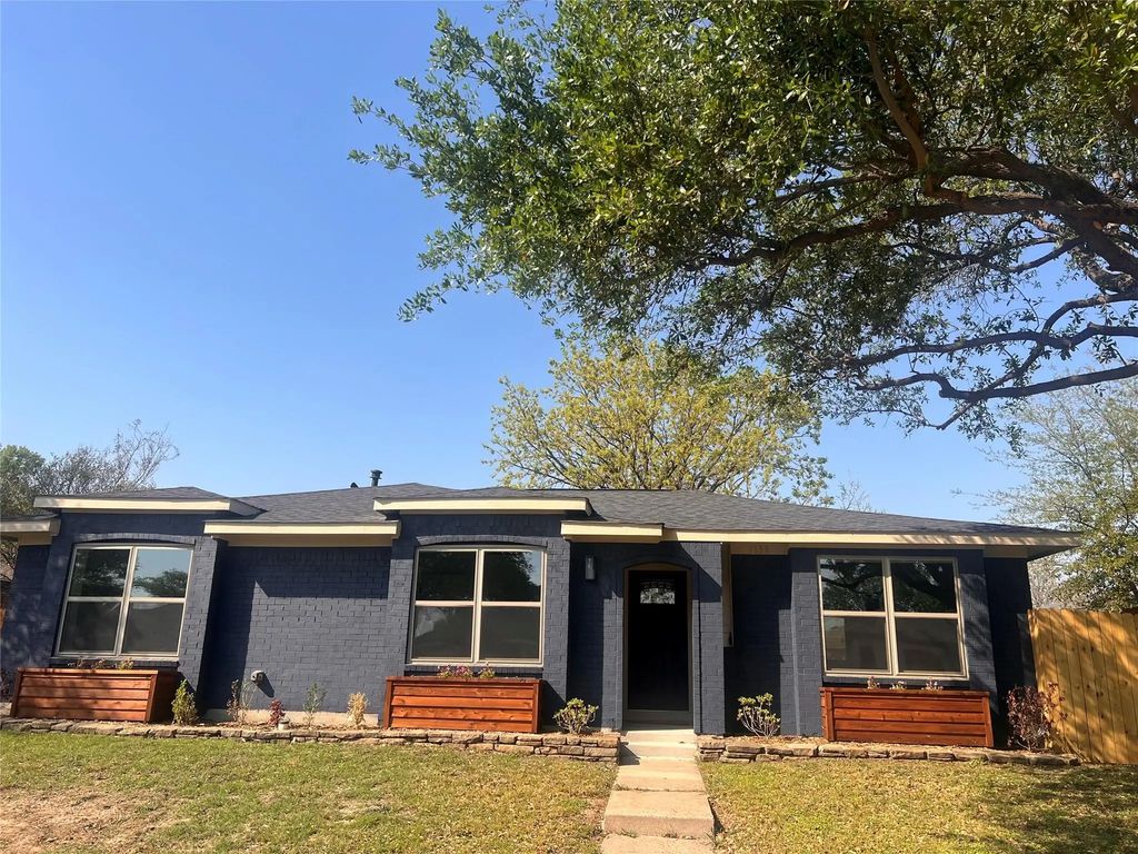 1733 Belltower Place, Lewisville