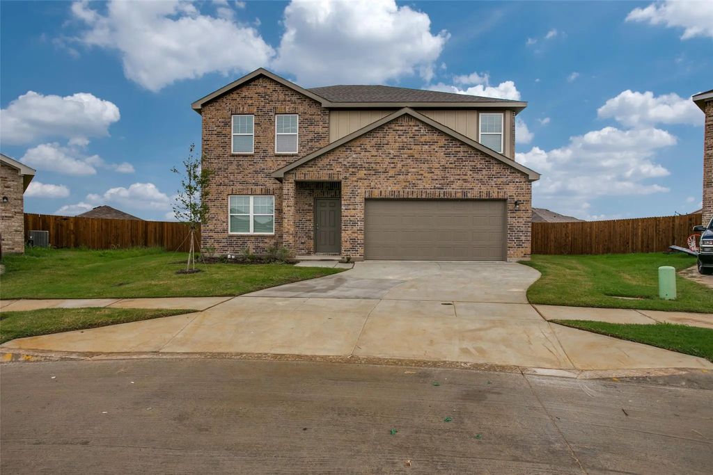 10301 Castle Lyons Lane, Fort Worth