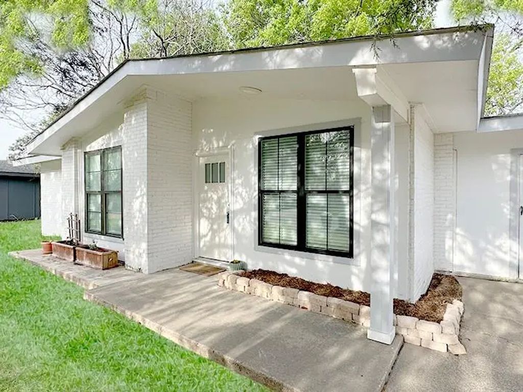 706 Carter Drive, Arlington