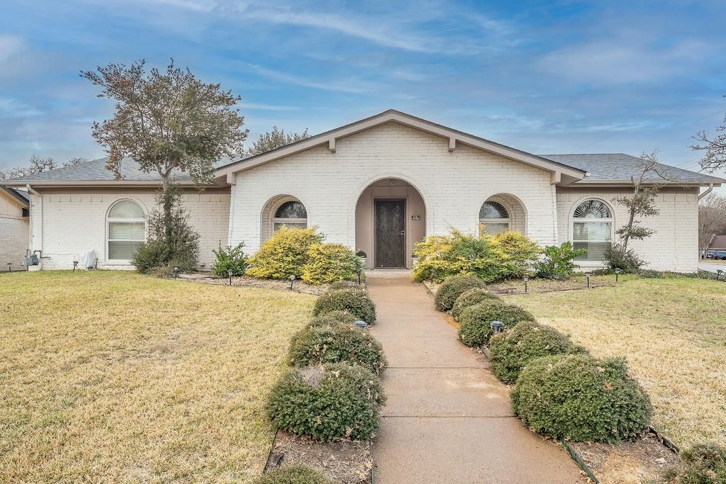 1633 Martha Drive, Bedford