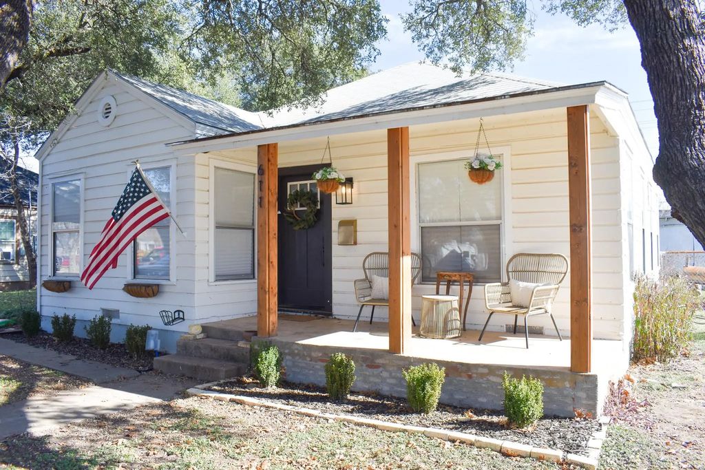 611 Poplar, Brady
