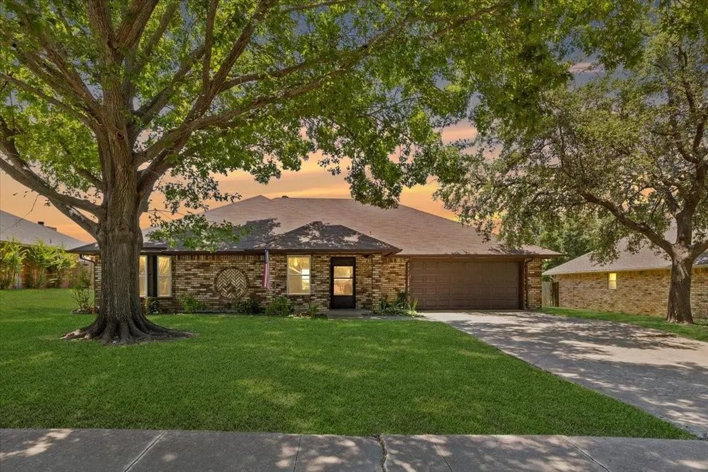 10037 Stoneleigh Drive, Benbrook