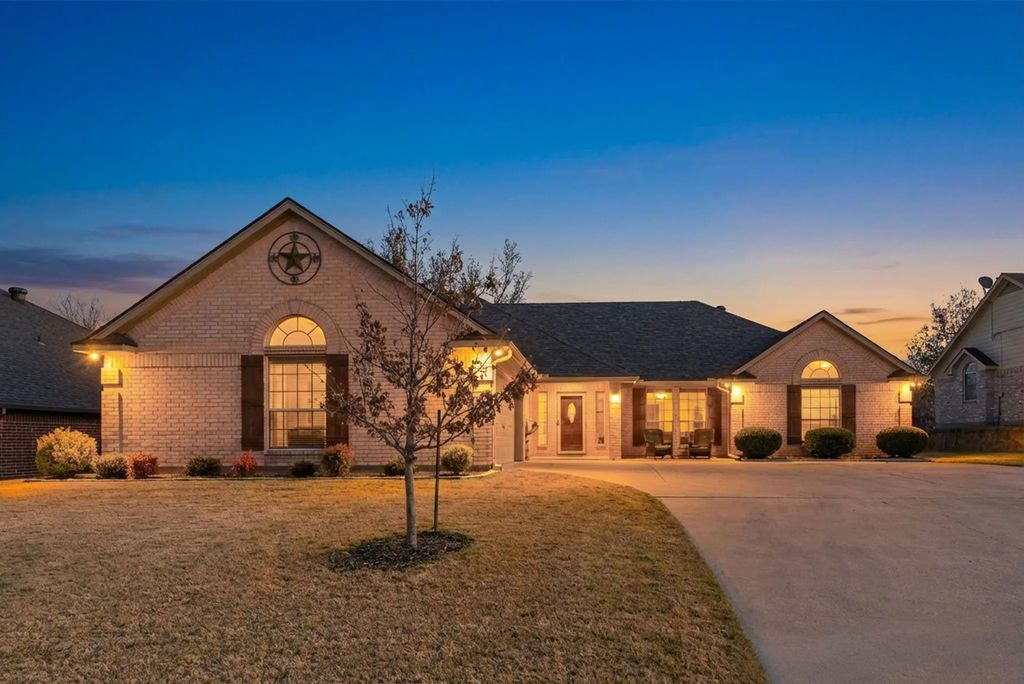 223 Golfers Way, Azle