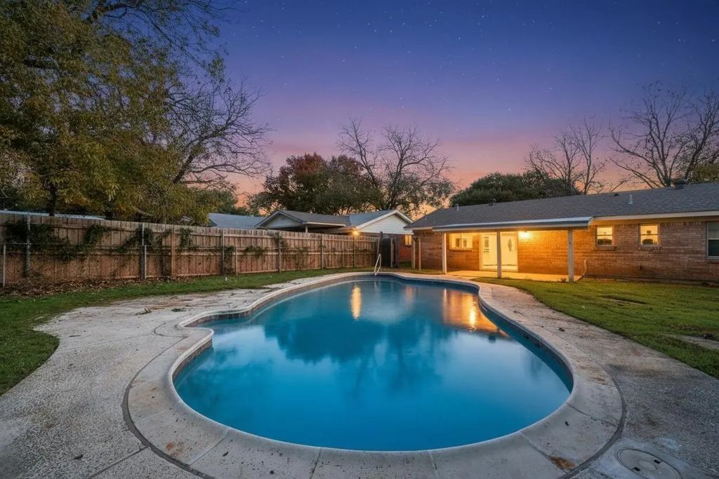 413 Simmons Drive, Hurst