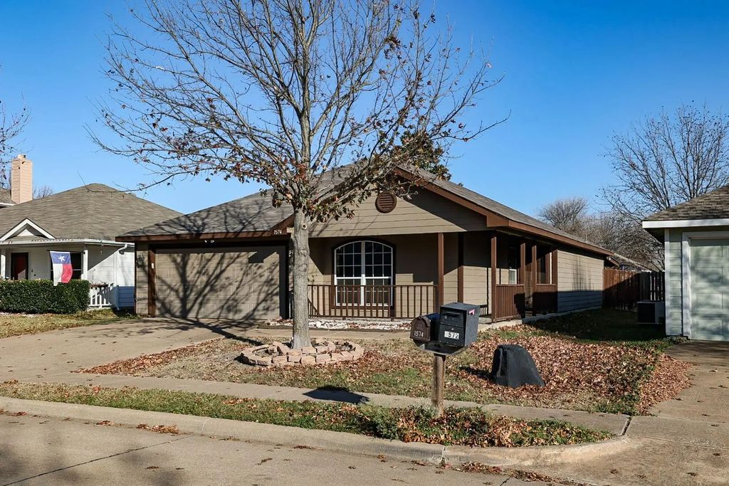 1574 Wildflower Drive, Waxahachie