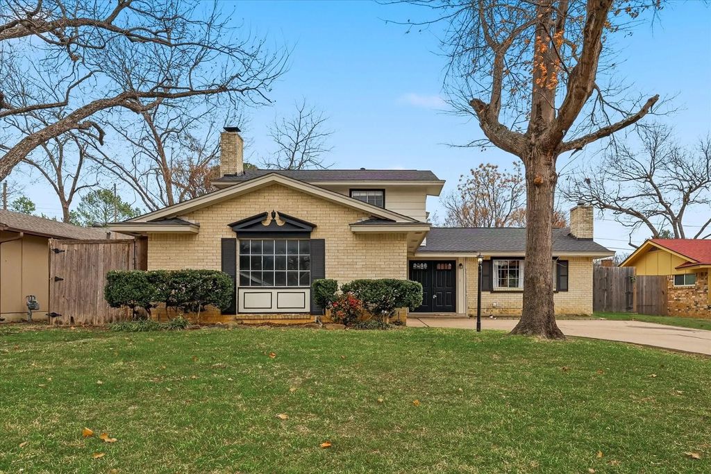 2804 Hollywood Drive, Arlington