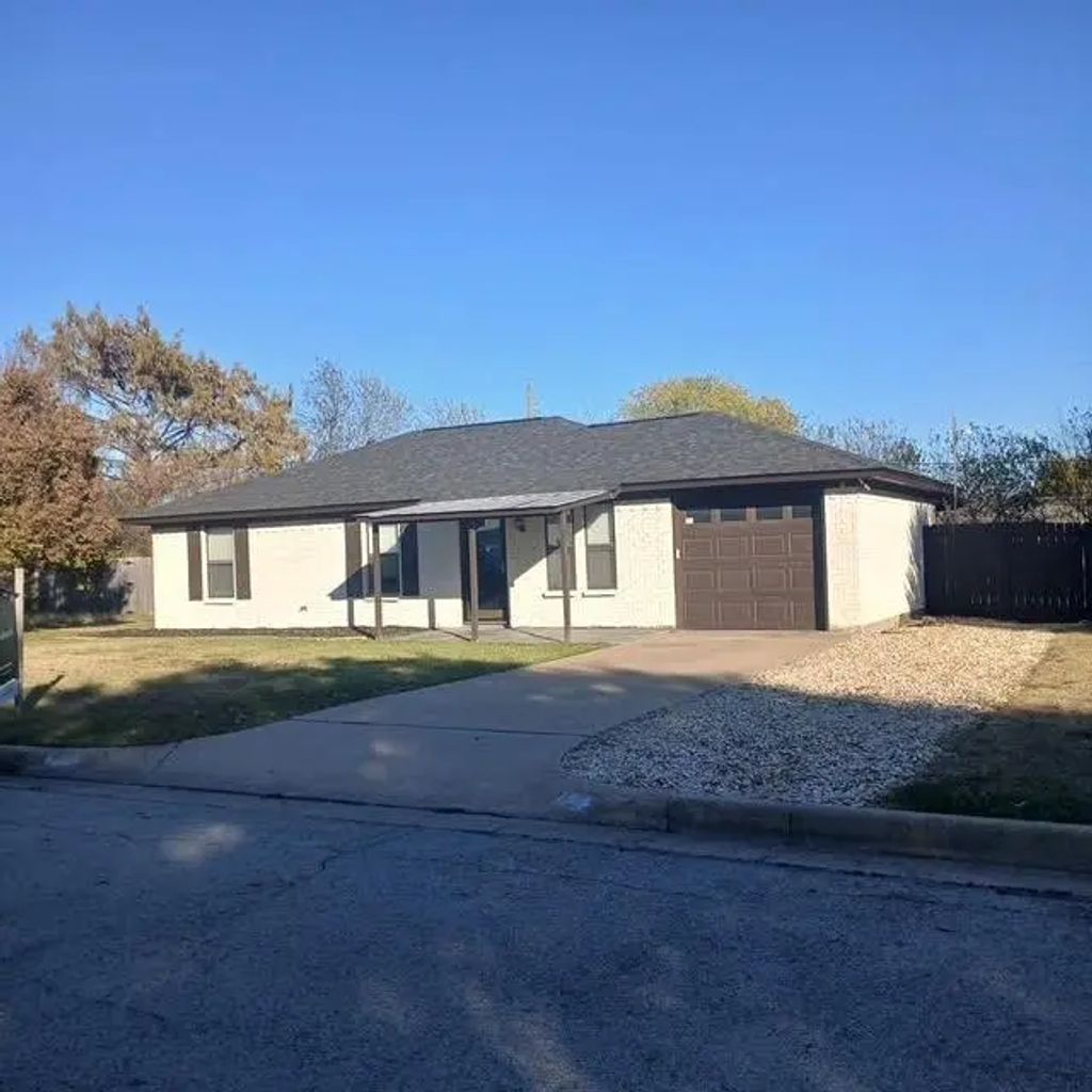 441 White Oak Lane, Burleson