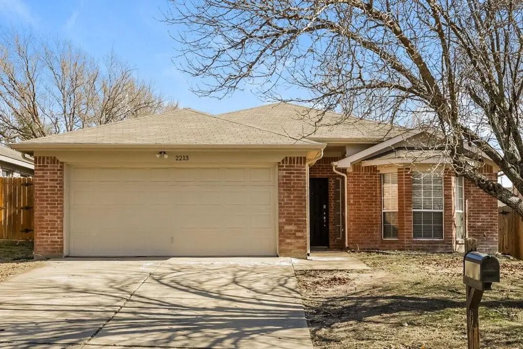 2213 Whispering Wind Street, Fort Worth