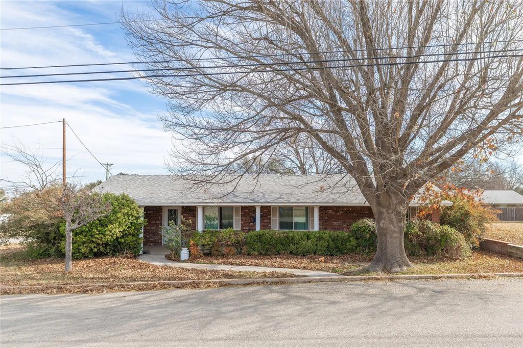 1408 N Lane Street, Comanche