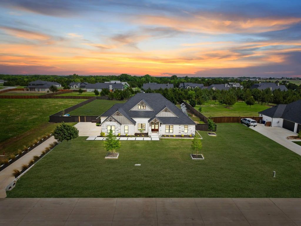 3070 Stonebriar Drive, Waxahachie