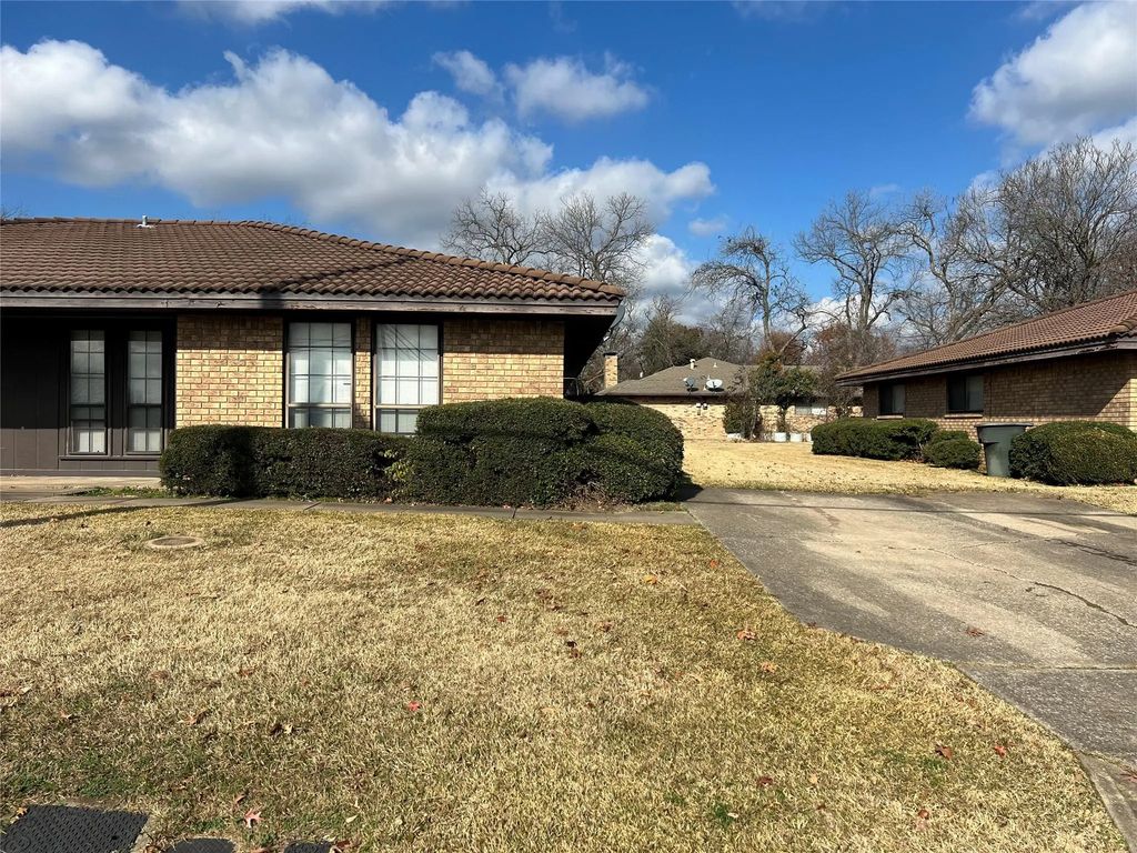 2301 N Woods Street, Sherman