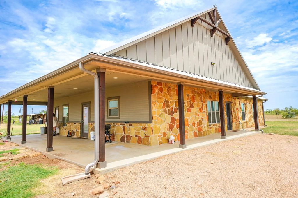 2267 County Road 414, Brady
