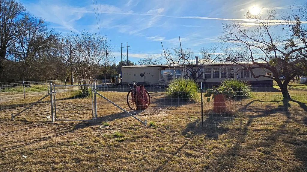 800 County Road 319, Early