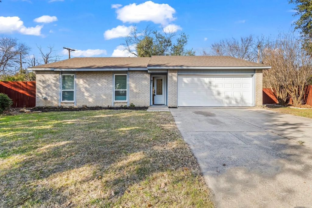 1901 Sabine Pass Lane, Arlington