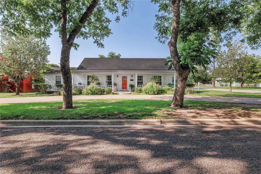 805 W 15th Street, Brady