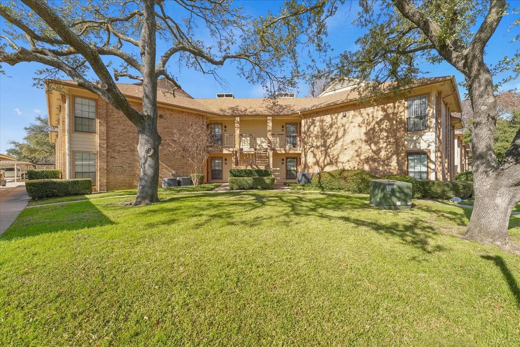 16301 Ledgemont Lane 109, Addison