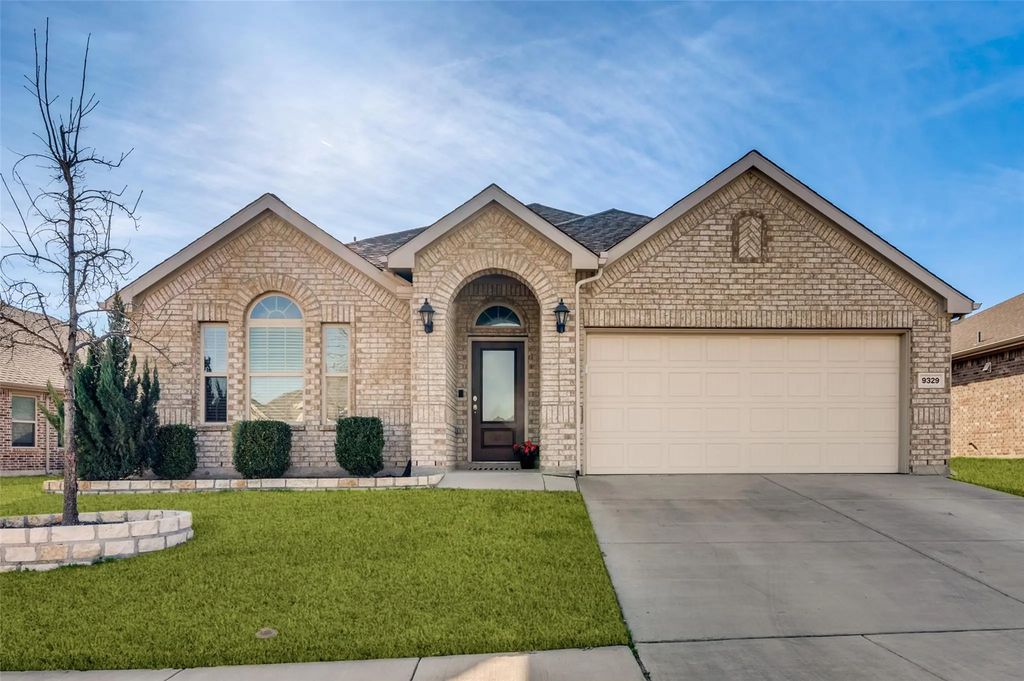 9329 Flying Eagle Lane, Fort Worth