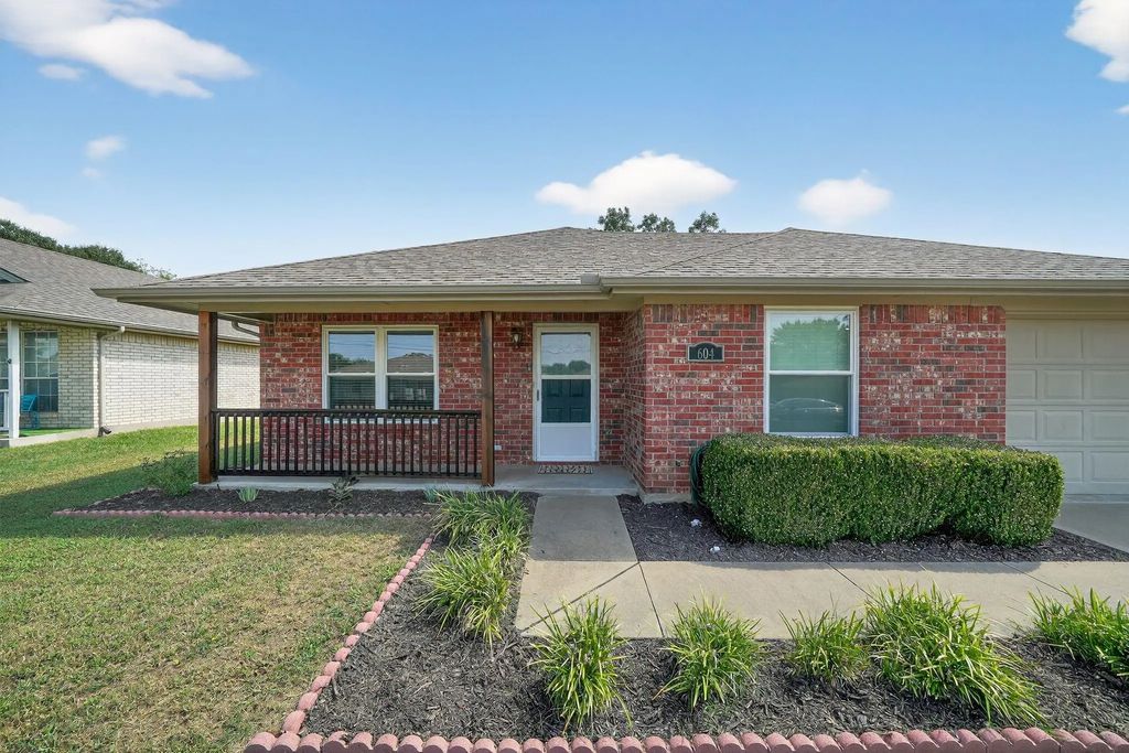 604 Mcanear Street, Cleburne