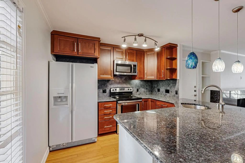 5220 Fleetwood Oaks Avenue 210, Dallas