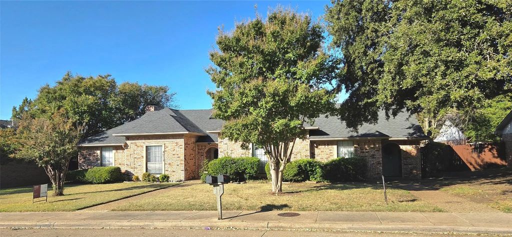4010-4012 Saint Christopher Lane, Dallas