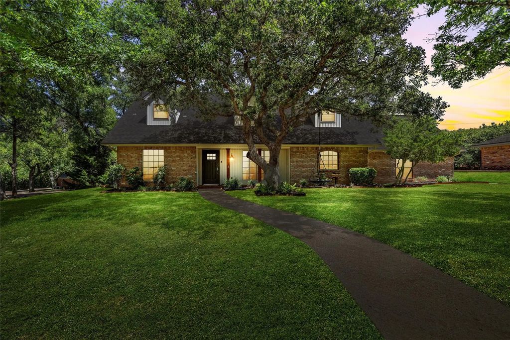 809 Woodland West Drive, Woodway