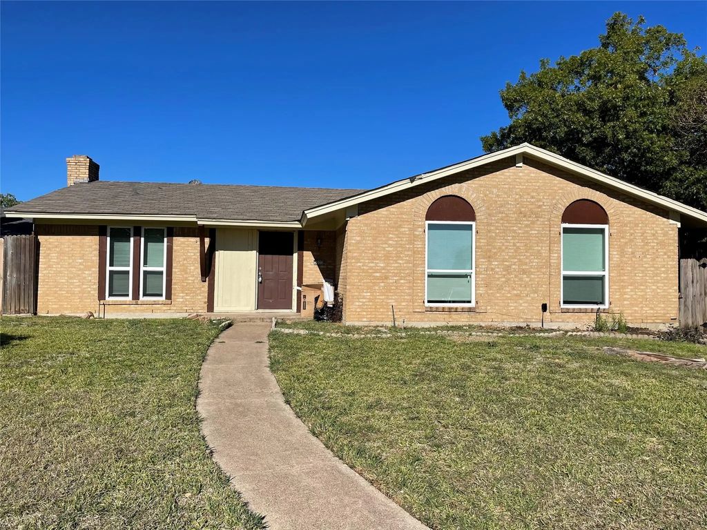 2921 Village Crest Circle, Garland